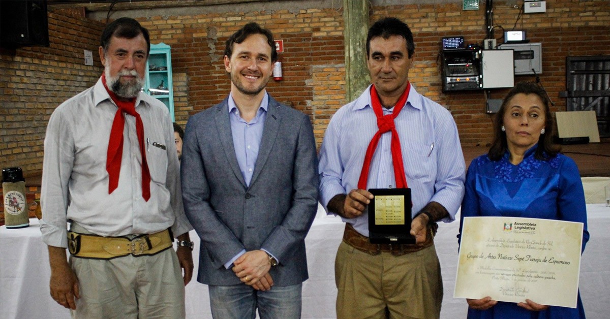 Deputado Vinicius Ribeiro homenageia o Grupo de Arte Nativa Sepe Tiaraju