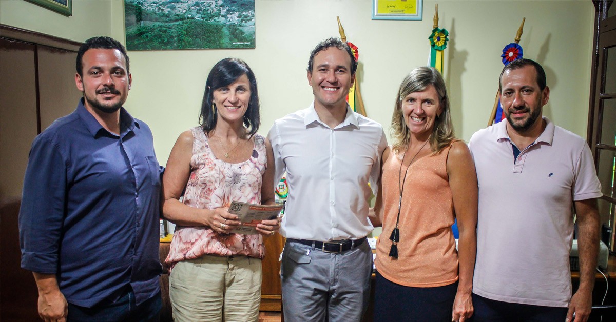 Deputado Vinicius Ribeiro recebe pedido para cobertura de escola estadual em Morro Reuter Deputado Vinicius Ribeiro recebe pedido para cobertura de escola estadual em Morro Reuter